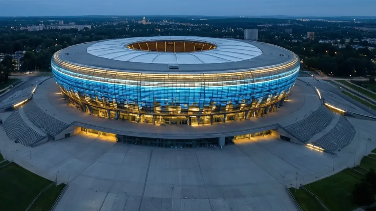 Tauron Arena Kraków pojemność: hala widowiskowo-sportowa w pigułce Wnętrze areny głównej ilustrujące parametr Tauron Arena Kraków pojemność podczas przygotowań do wydarzenia.